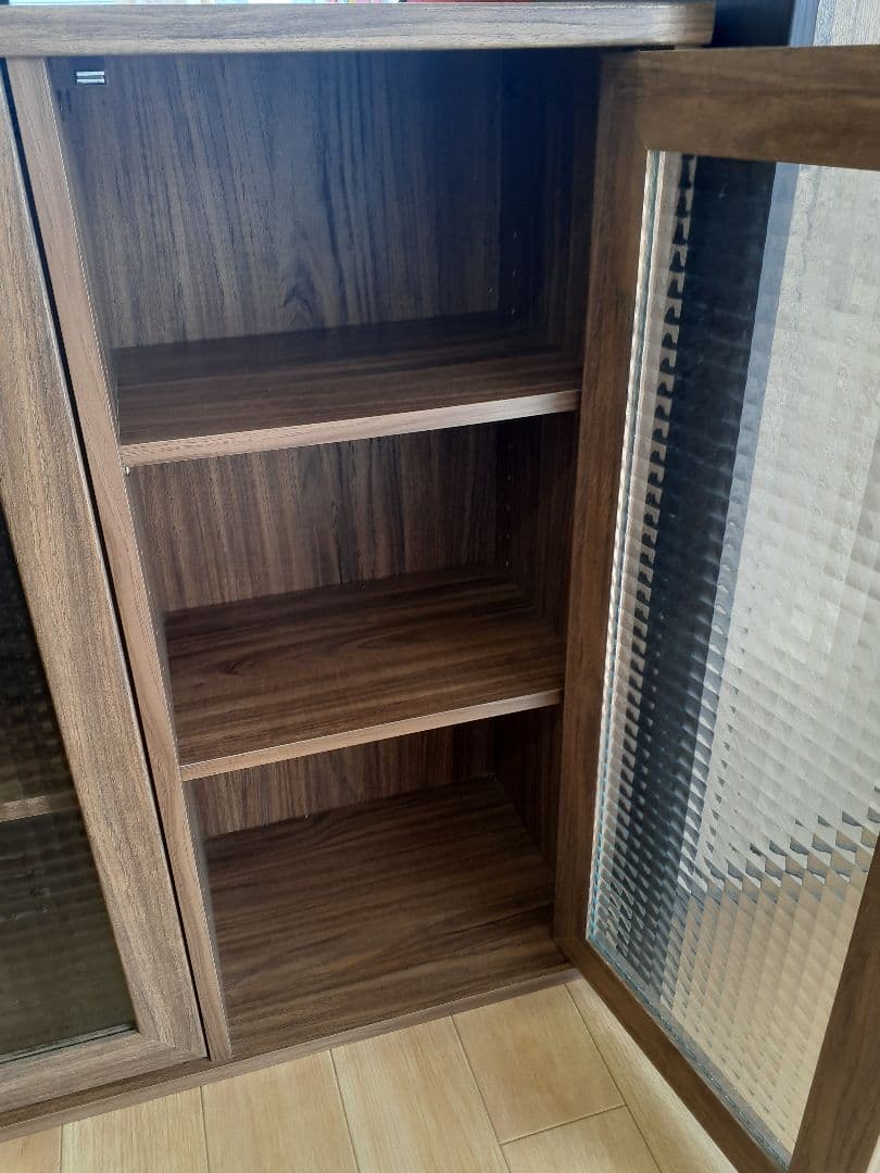 ブラウン木製キャビネット 3段棚付き