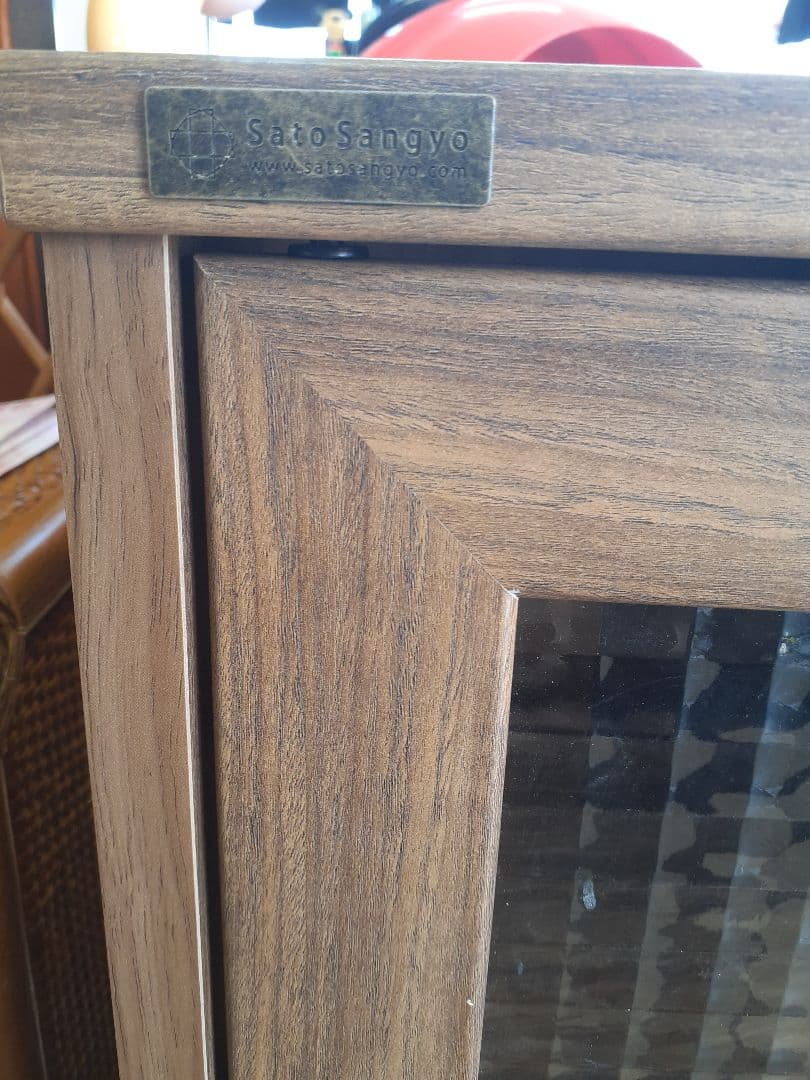 ブラウン木製キャビネット 3段棚付き