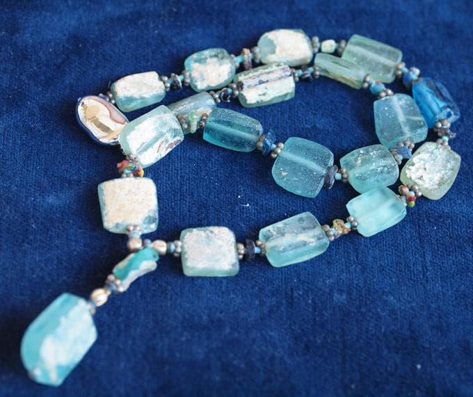 奇麗に銀化したフラット・ローマン・ガラス・ビーズとモザイク・ビーズ片の一連