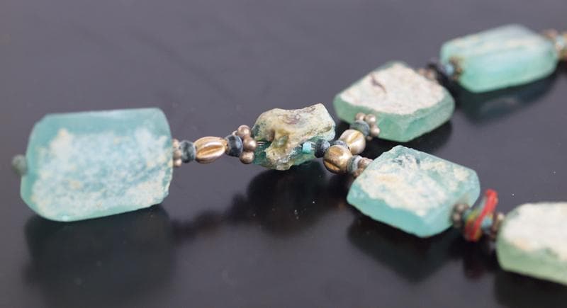 奇麗に銀化したフラット・ローマン・ガラス・ビーズとモザイク・ビーズ片の一連