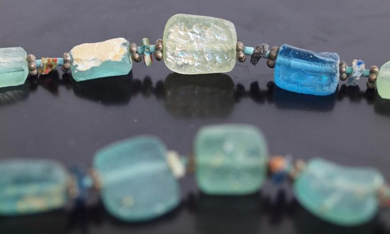 奇麗に銀化したフラット・ローマン・ガラス・ビーズとモザイク・ビーズ片の一連