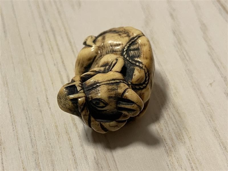 シ*ジ様 牛彫刻　極上根付　天然素材　希少　アンティーク　骨董品