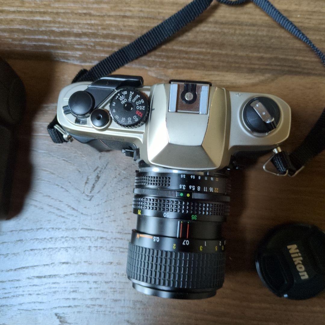 Nikon FM10一眼レフフィルムカメラレンズキットとフラッシュ