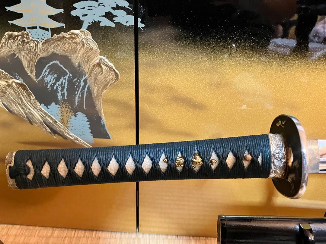 【美品】居合刀　模造刀 龍と鶴の目貫・波文鍔・黒鞘付／高級刀掛＆刀袋付き