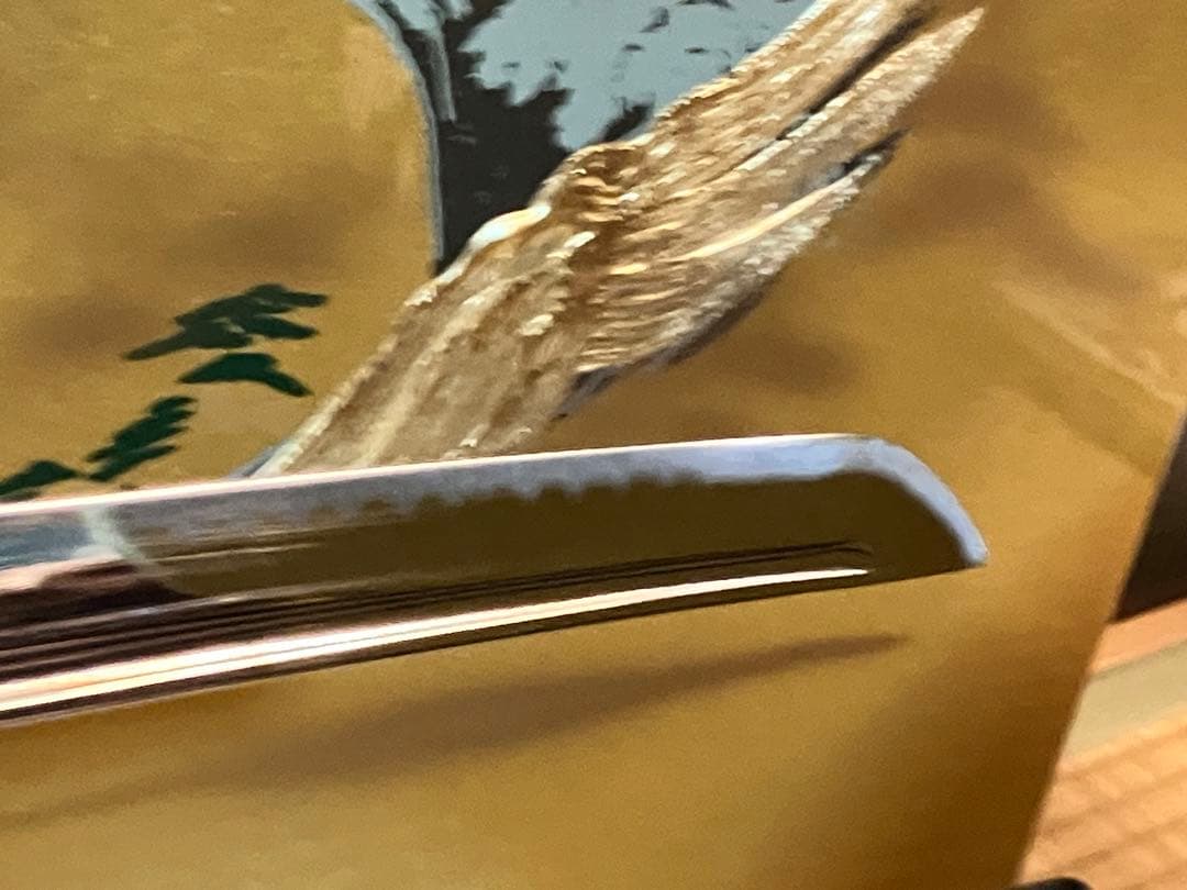 【美品】居合刀　模造刀 龍と鶴の目貫・波文鍔・黒鞘付／高級刀掛＆刀袋付き