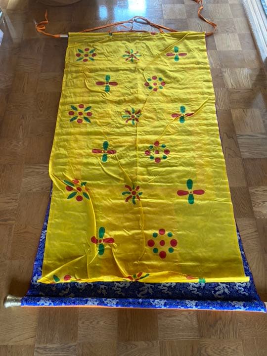 ブータン雑貨　刺繍タンカ　グルリンポチェ　92×158cm