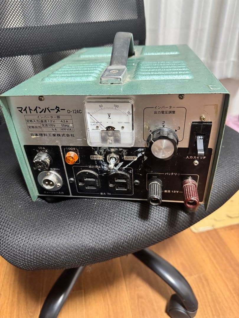これは D-124C インバーター兼チャージャー です。