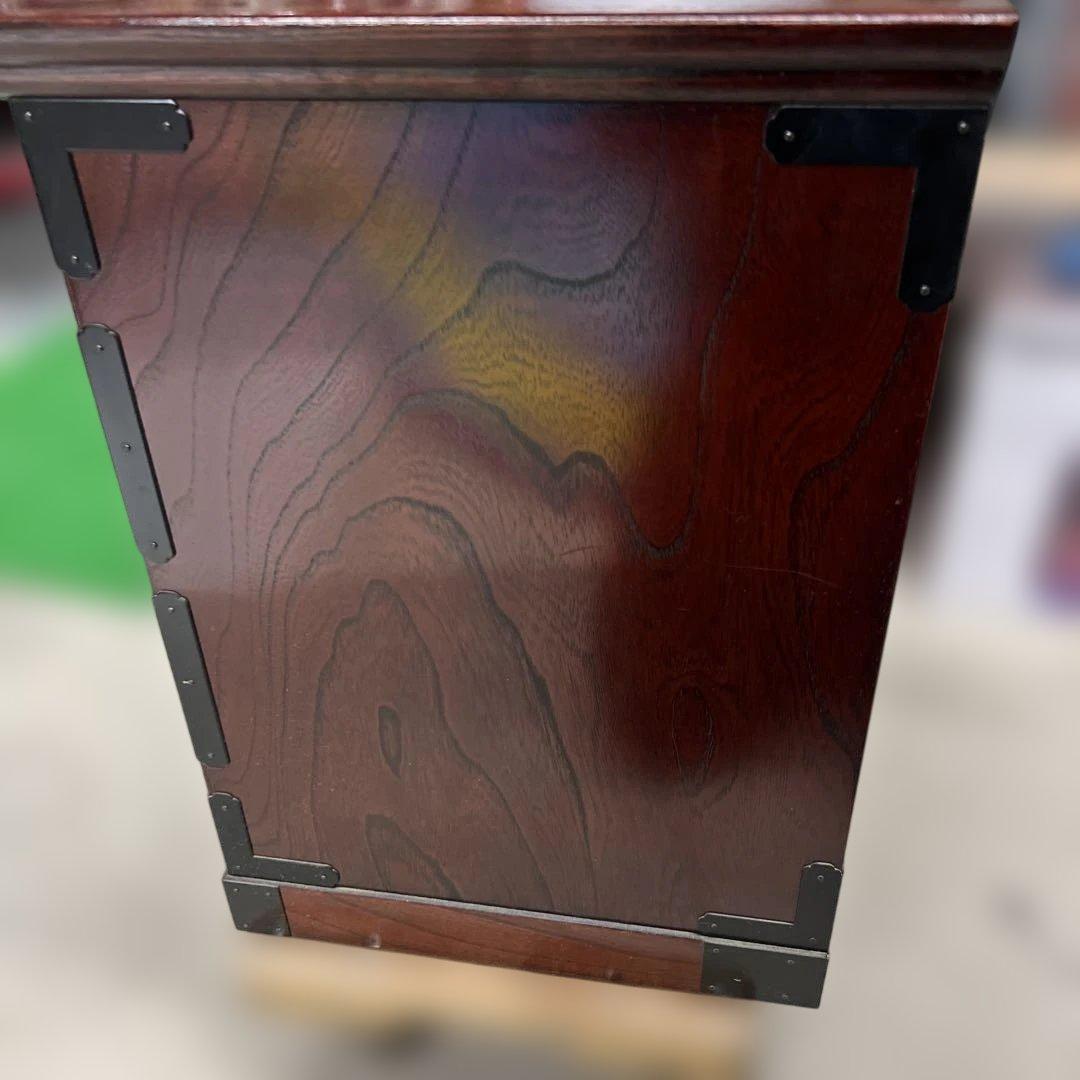 木製箪笥 赤褐色 彫刻デザイン