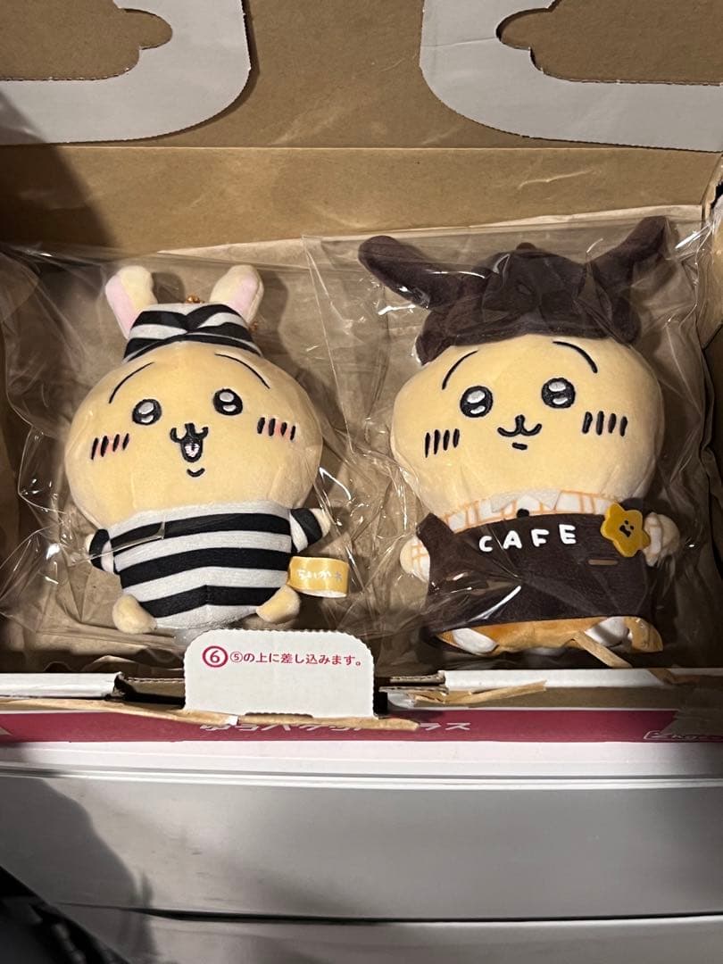 ちいかわ　うさぎ　カフェの店員さんと囚人さん　マスコット