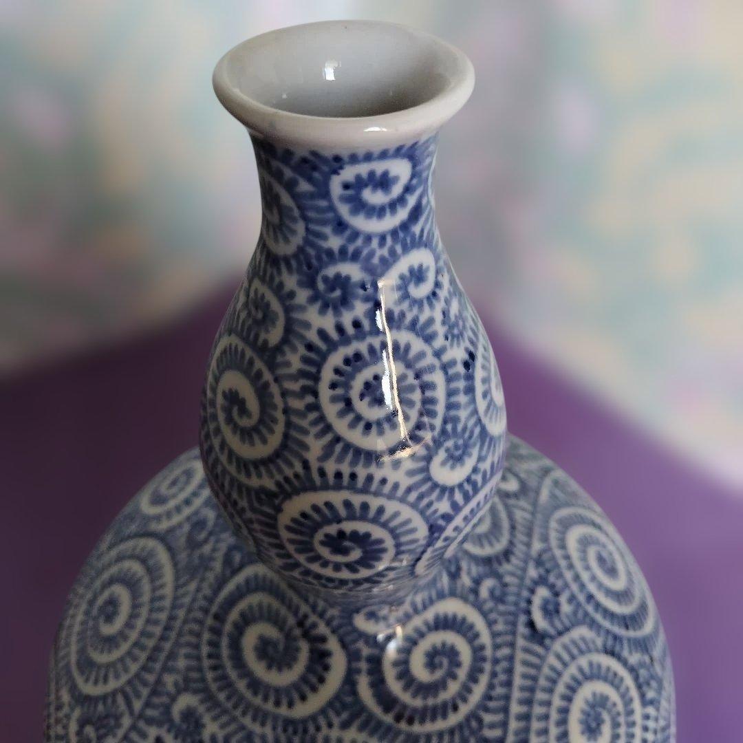 青と白の渦巻き模様(蛸唐草模様)の陶器壺