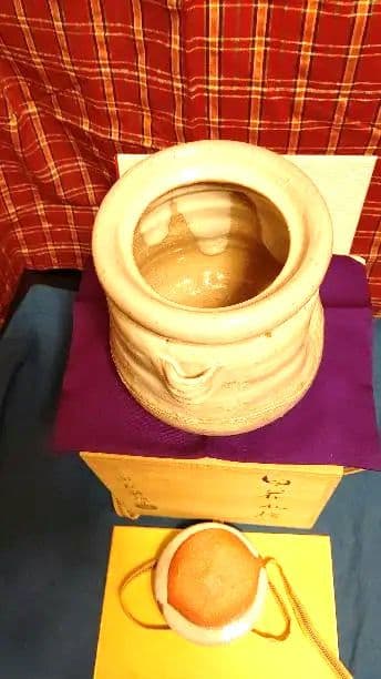 水指、萩共蓋、田村悟朗作。