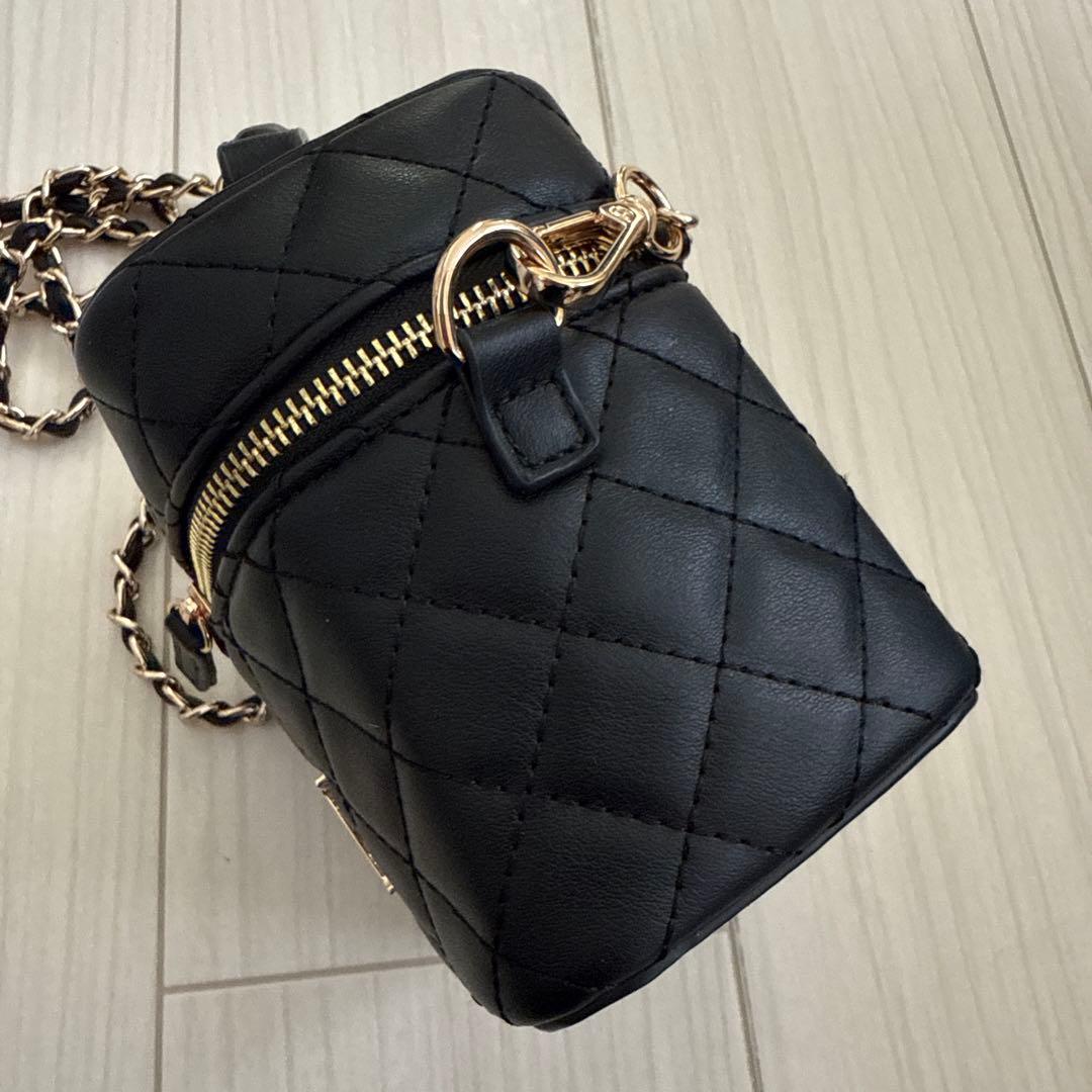 【ゴールドパーツ】ダーリッチ　キルティングスクエアミニバッグ　ブラック