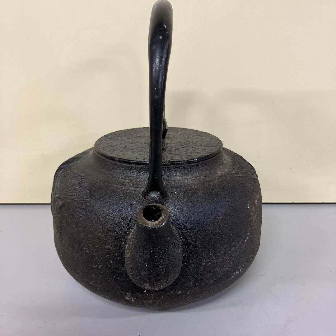 E-1 昭和レトロ 当時物 古道具 伝統工芸品 鉄瓶 松葉紋様 霰 丸型 やかん