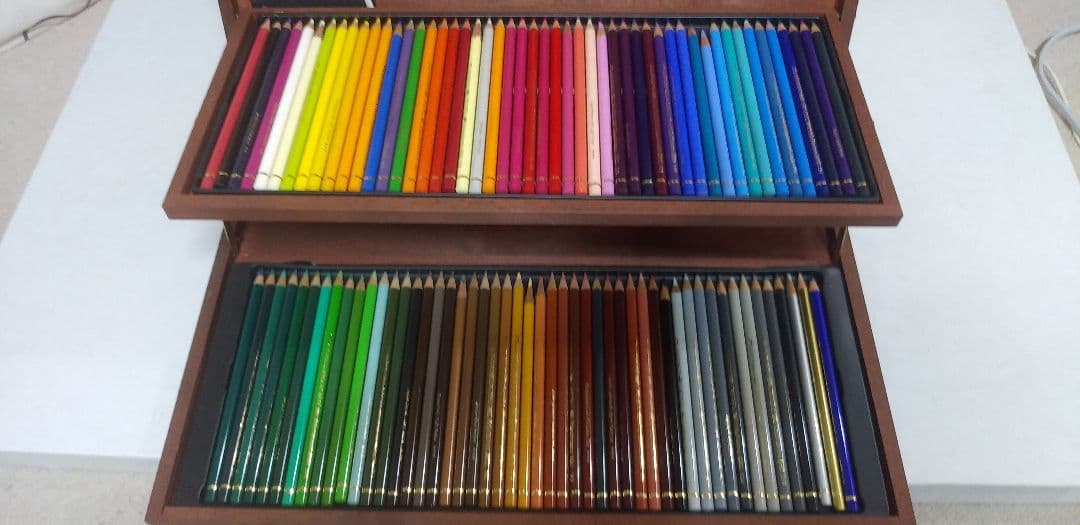 ポリクロモスのファーバーカステルの木箱入り油性色鉛筆100色