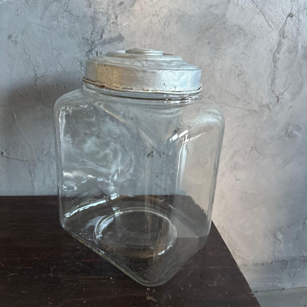 ヴィンテージガラス製　四角い瓶 金属蓋付き