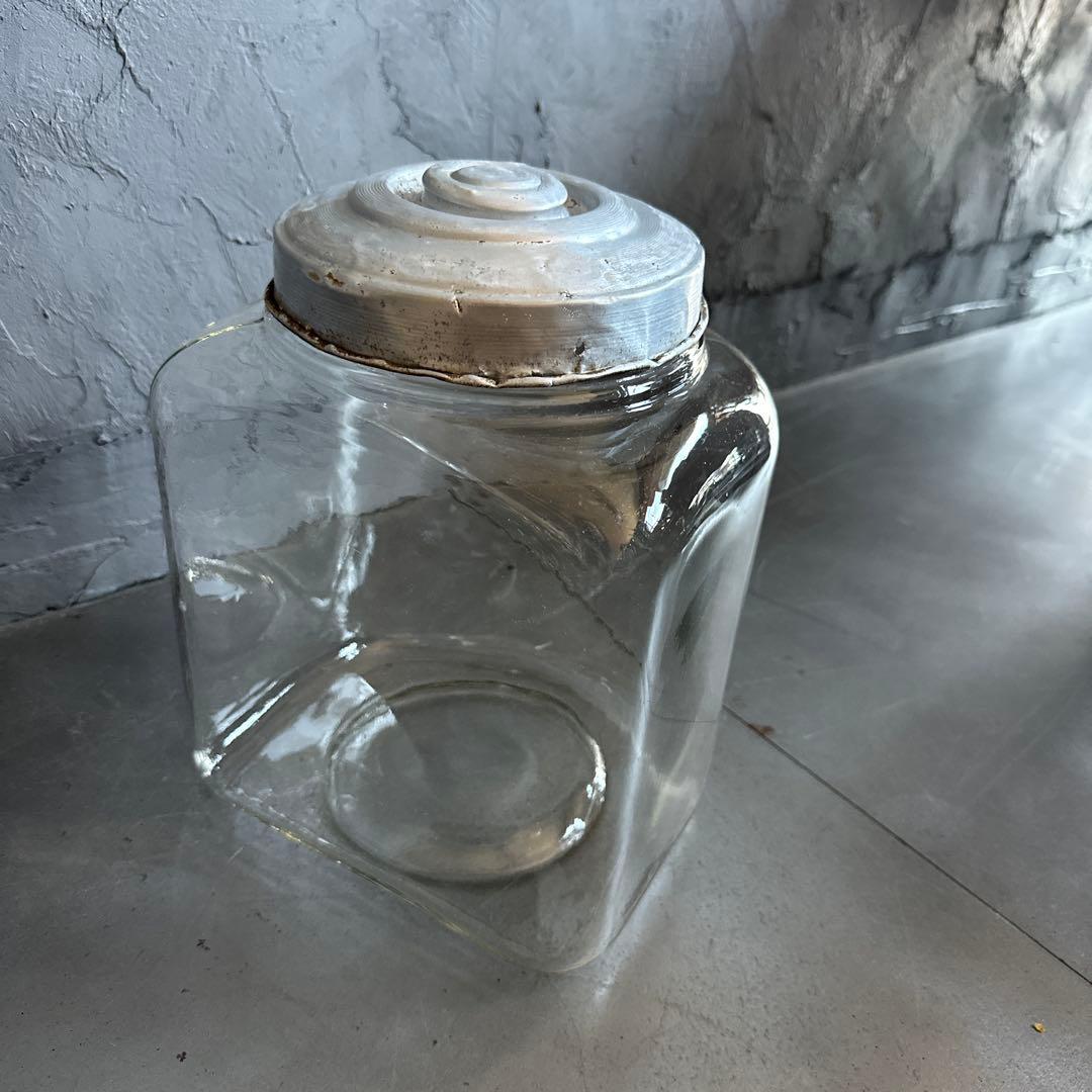 ヴィンテージガラス製　四角い瓶 金属蓋付き