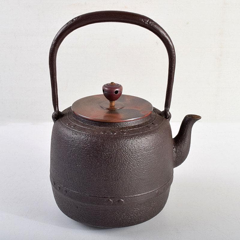 釜師　菊地政光作　万代屋　斑紫銅蓋　鋲打文　鉄瓶　鉄釜　共箱　D　R9420B