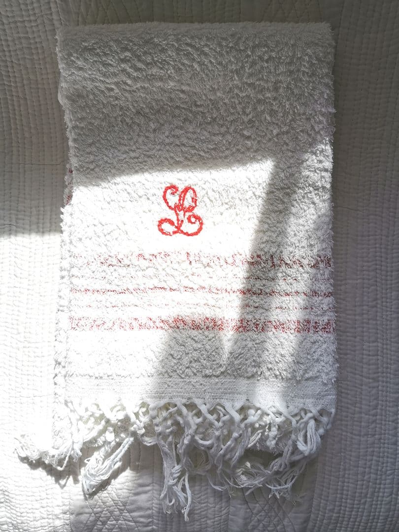 アンティークフランス レッドラインボーダー モノグラム刺繍Ｌ ふっくらバスタオル
