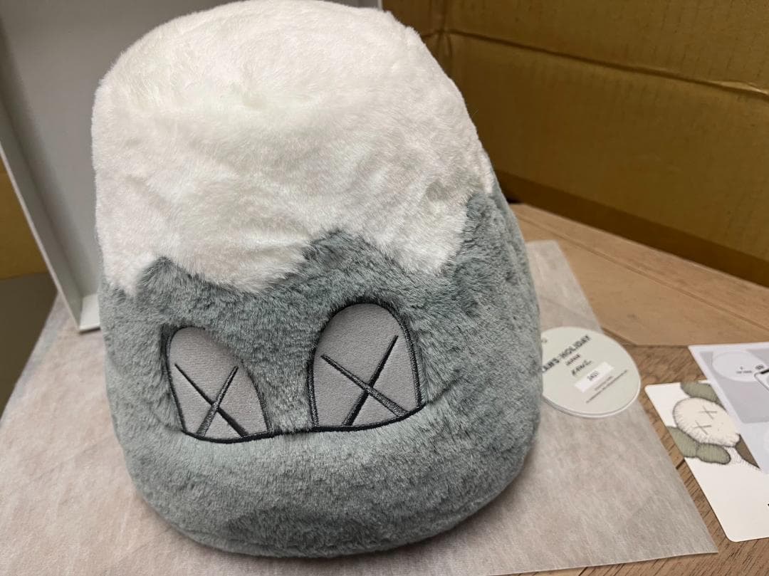 KAWS カウズ HOLIDAY JAPAN FUJI 富士山 グレー 箱入り