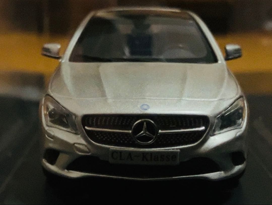 メルセデス・ベンツ CLA シューティング ブレークシルバー フィギュア