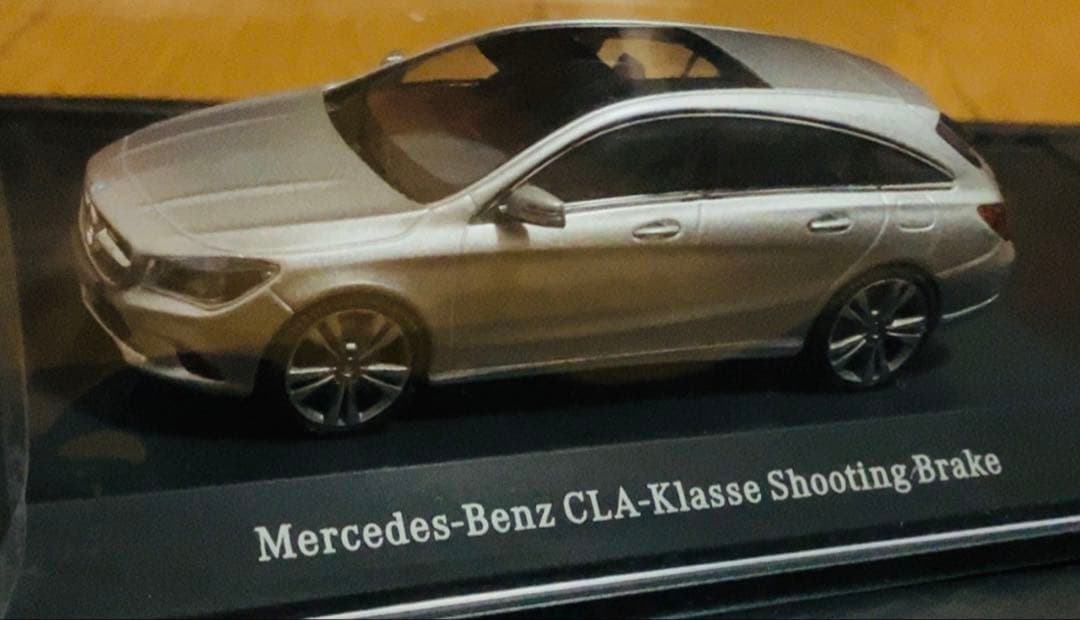 メルセデス・ベンツ CLA シューティング ブレークシルバー フィギュア