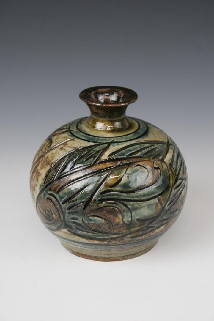 壺屋焼 人間国宝 金城次郎 作　刷毛目海老魚文花瓶