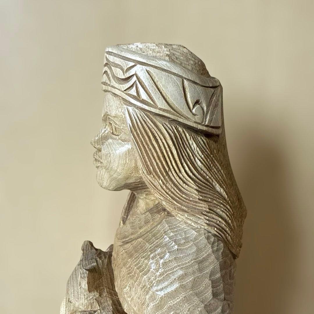 クマを抱いたアイヌ民族の木彫り人形　北海道 置物 彫刻 民芸品 ハンドメード