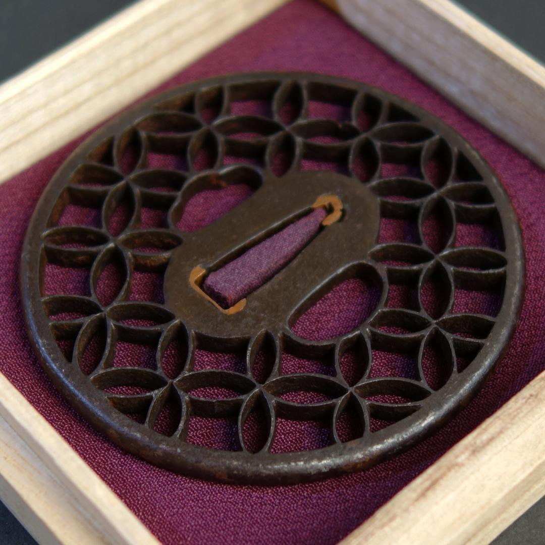 鍔 鐔 刀装具 武具 骨董【京透 七宝文様透鍔】(鍔箱付き)