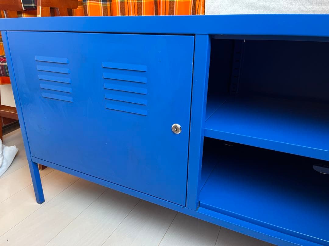 青い金属製テレビボード