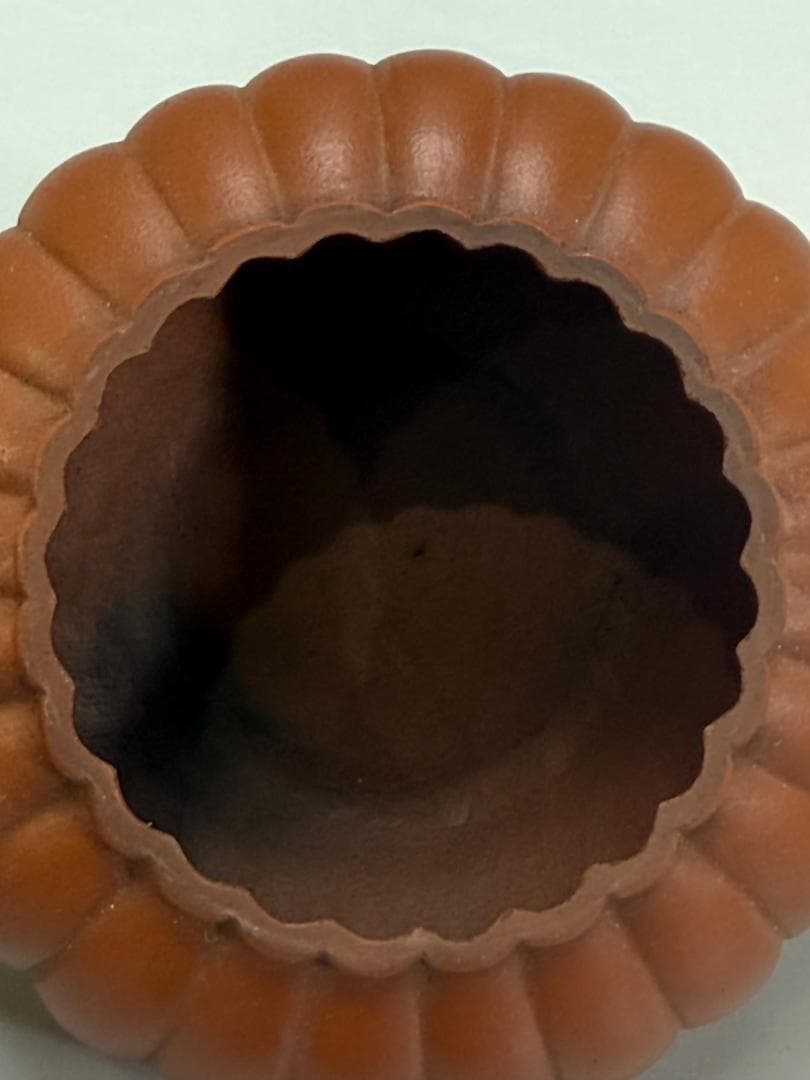 中国茶器　紫砂壺　宜興 在銘 朱泥 菊形 急須 底款：顧景舟