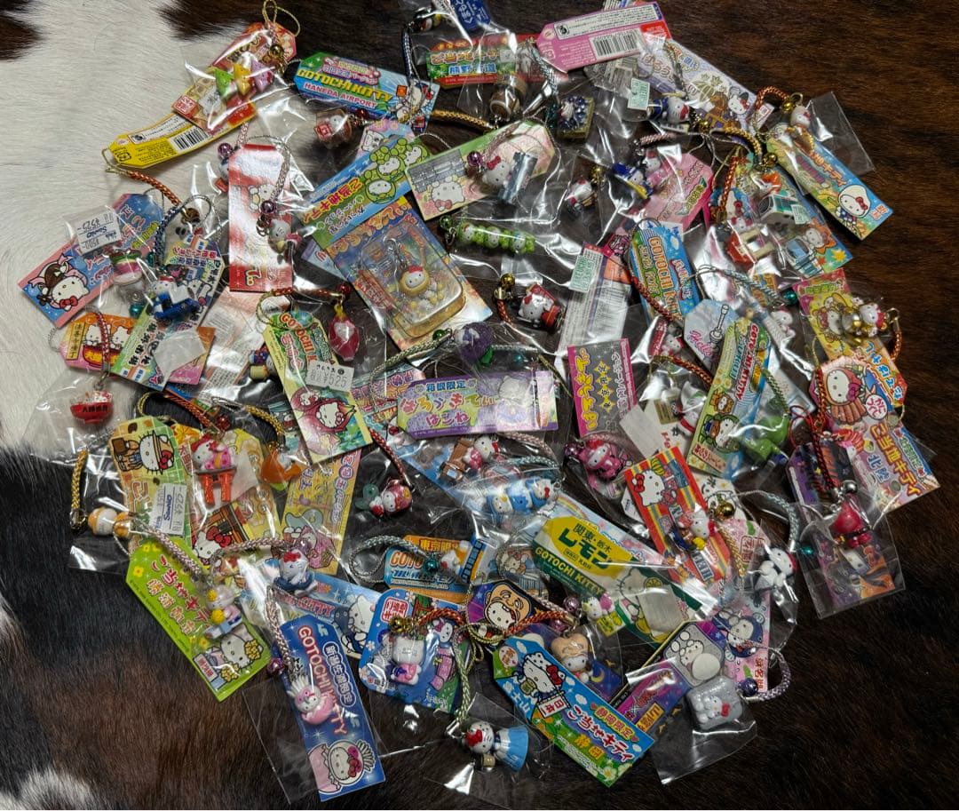 ご当地キティ　サンリオ　ストラップ　まとめ売り　100個
