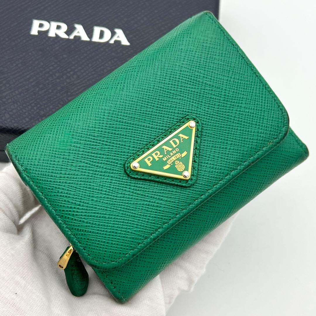 【人気カラー】プラダ サフィアーノ トライアングルロゴ 三つ折り財布 グリーン