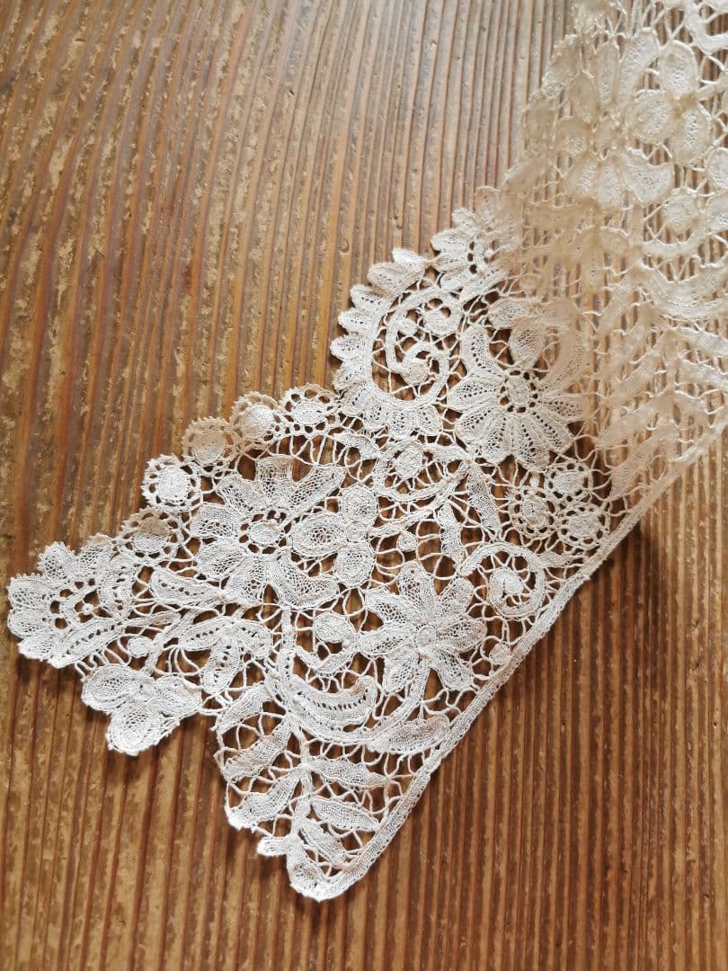 アンティーク 二輪のポワンドローズ デュセスレース 西洋菊 三つ葉 額装にも