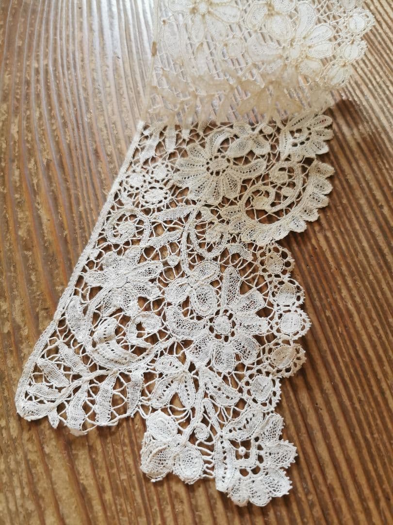 アンティーク 二輪のポワンドローズ デュセスレース 西洋菊 三つ葉 額装にも