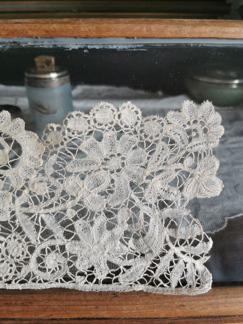 アンティーク 二輪のポワンドローズ デュセスレース 西洋菊 三つ葉 額装にも