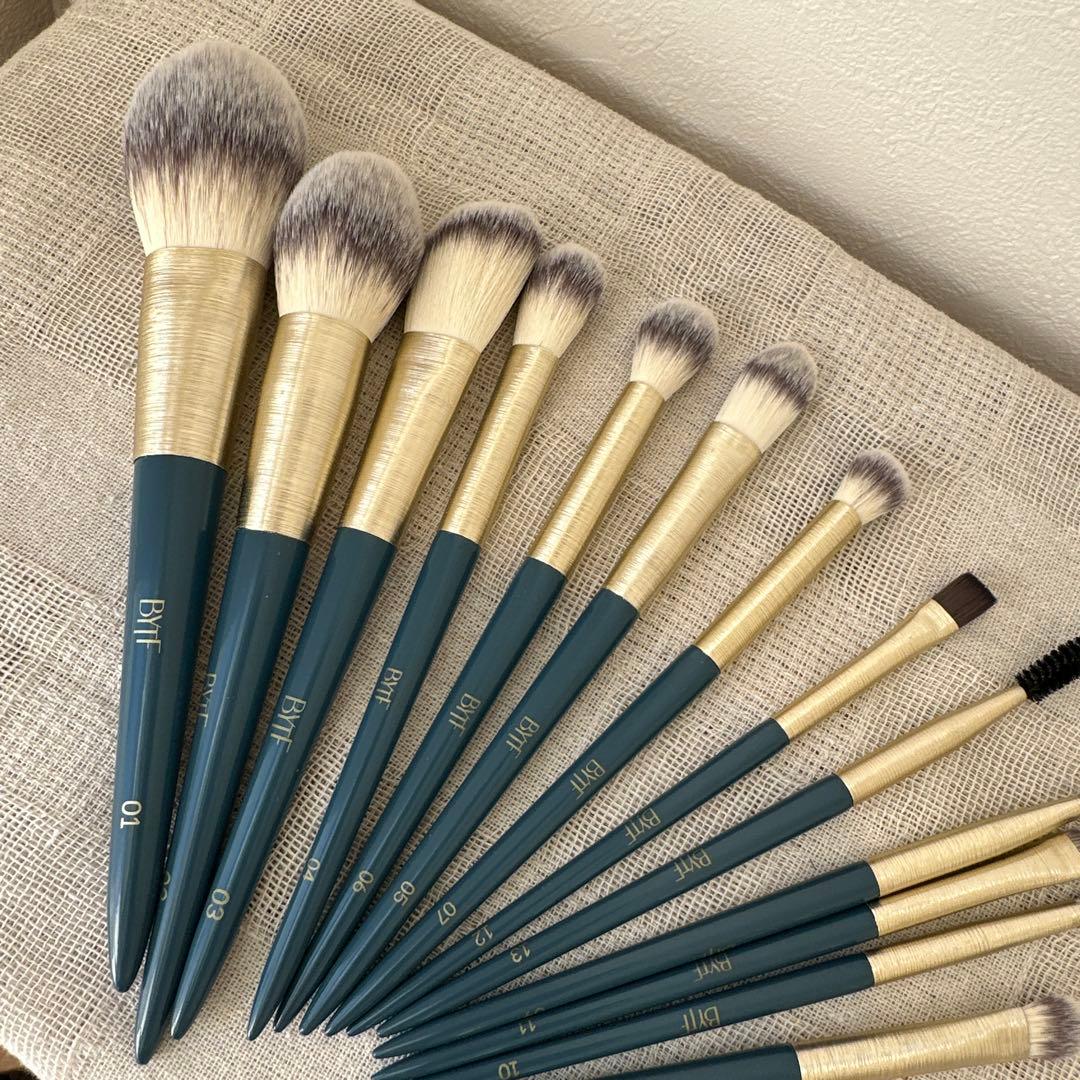 BYTF ビーワイティーエフ アンビションメイクアップブラシ アヤバネッサ