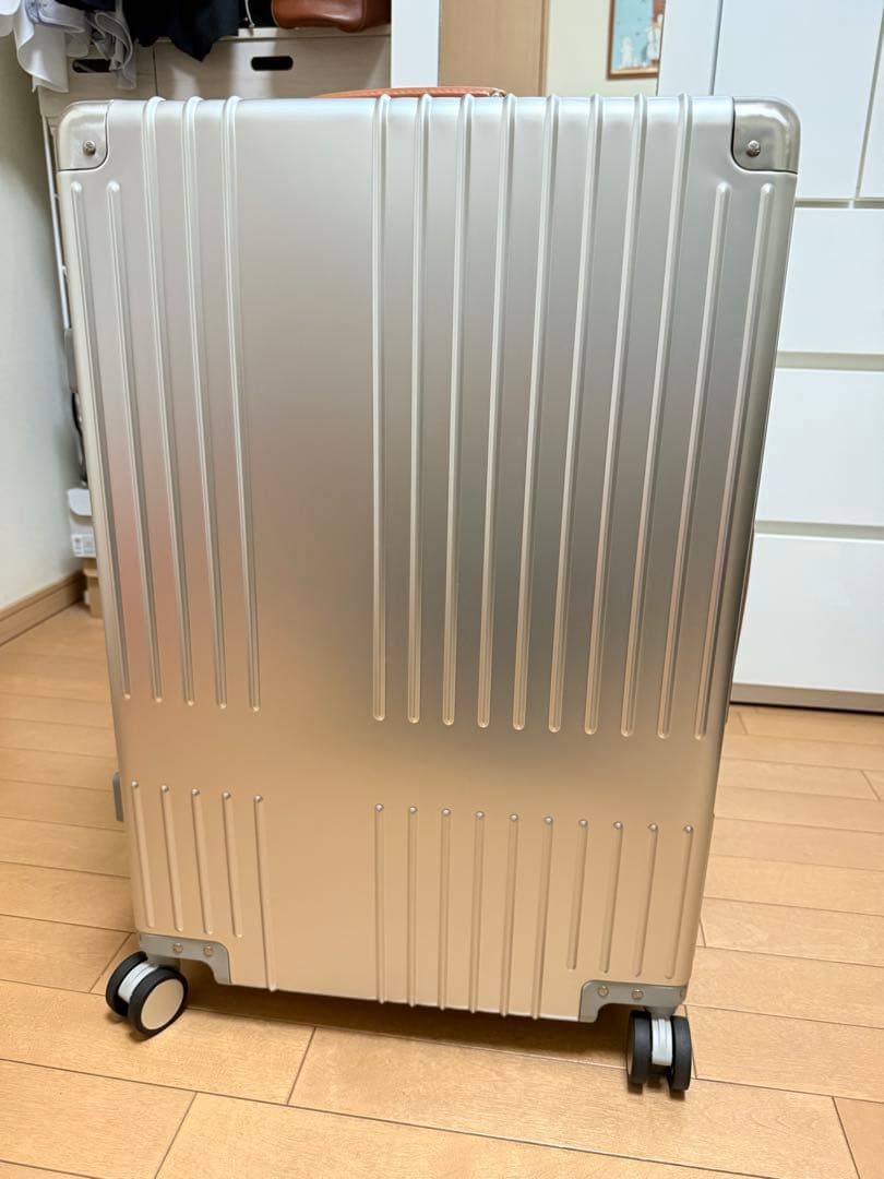 新品未使用　イノベーター　INV5811 70L アルミスーツケース　シルバー