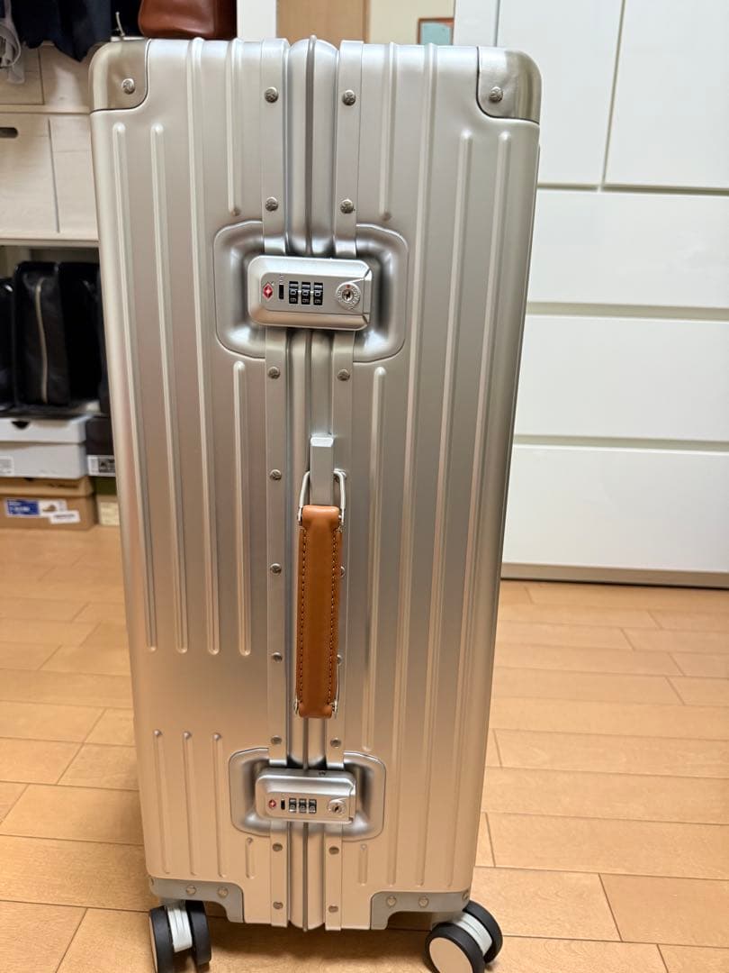 新品未使用　イノベーター　INV5811 70L アルミスーツケース　シルバー