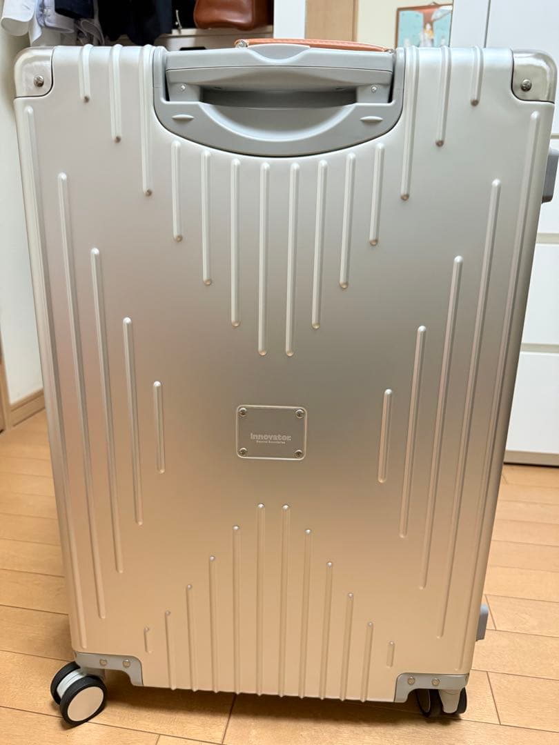 新品未使用　イノベーター　INV5811 70L アルミスーツケース　シルバー