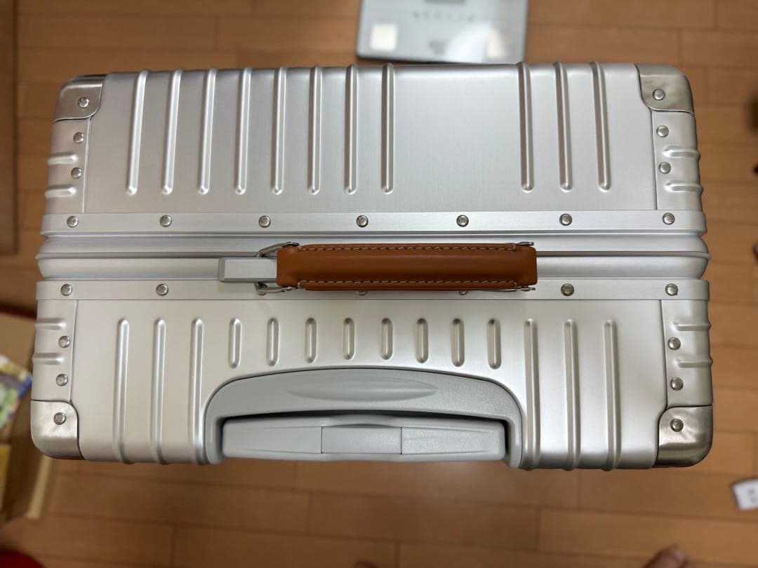 新品未使用　イノベーター　INV5811 70L アルミスーツケース　シルバー