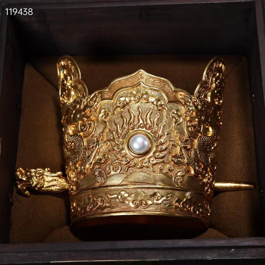 中国古美術· 珍品旧蔵収純銅高浮彫刻鎏金官帽,箱付き文房具·置物·賞物·稀少品