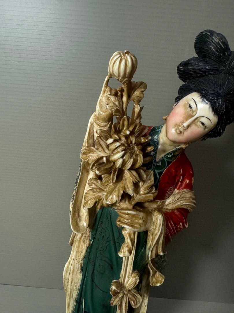 2104古美術品　細密彫刻女性像　置物　細密細工　骨董