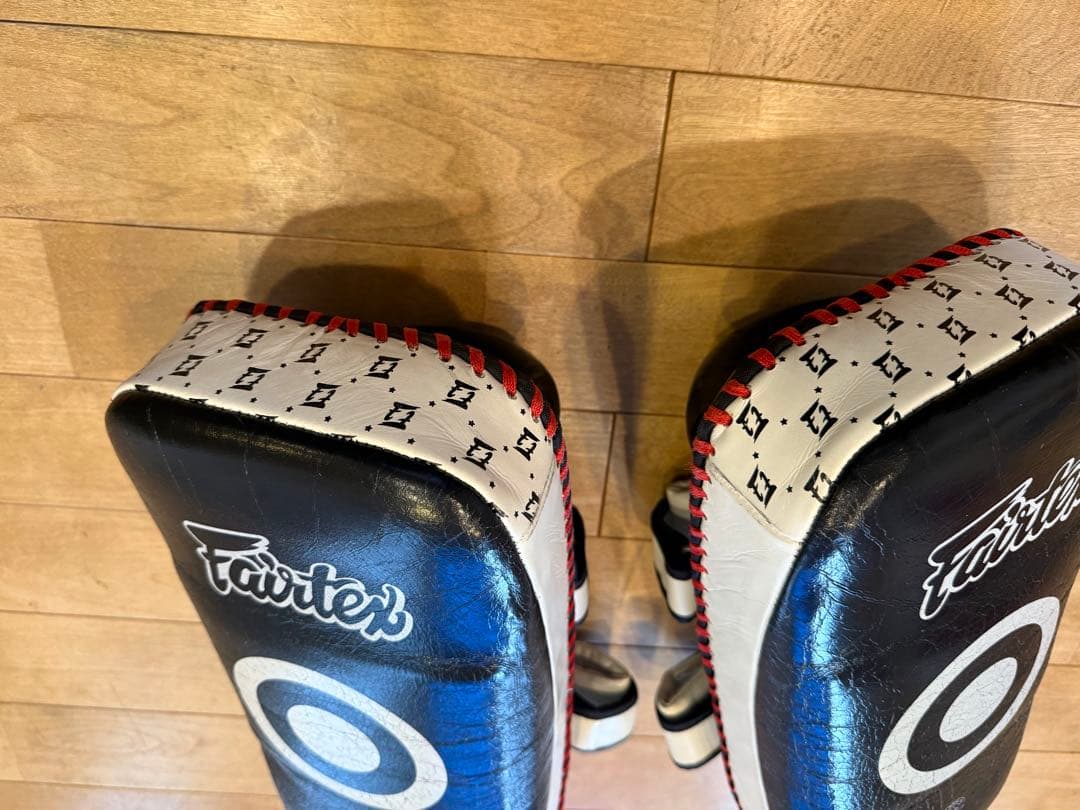 Fairtex キックミット ブラック/ホワイト