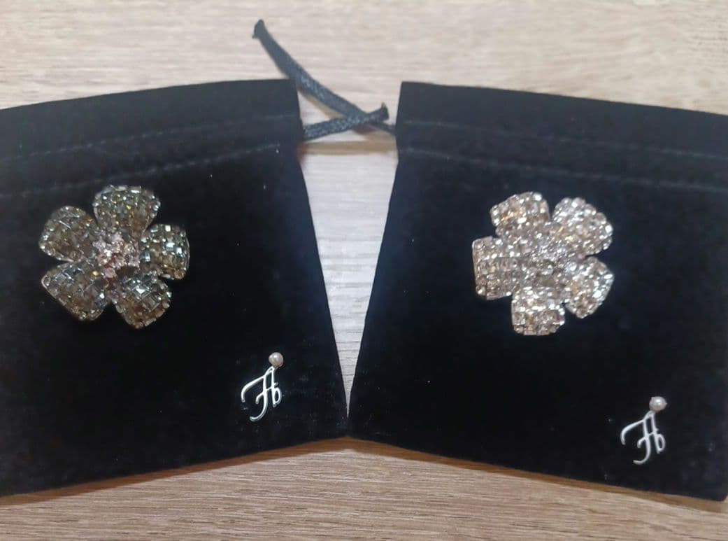 フォクシー　FOXEY　ブローチ　クリアー・グレー