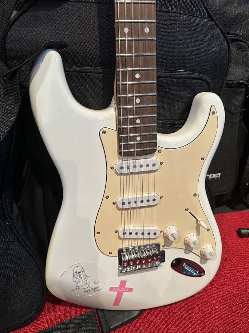 FERNANDESストラトキャスターエレキギター ホワイト ストラップ付き