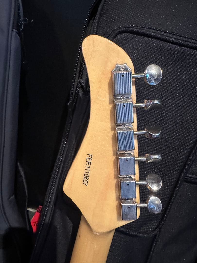 FERNANDESストラトキャスターエレキギター ホワイト ストラップ付き