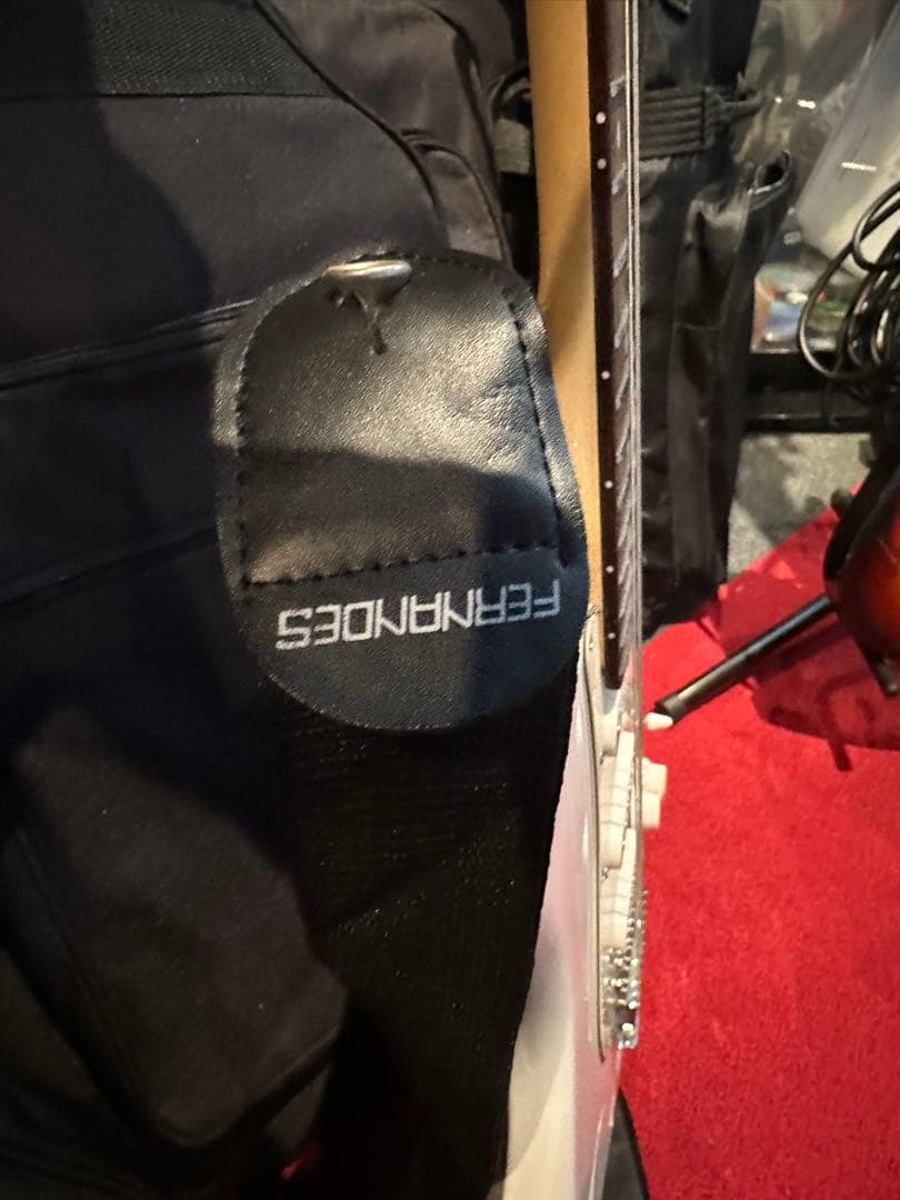 FERNANDESストラトキャスターエレキギター ホワイト ストラップ付き