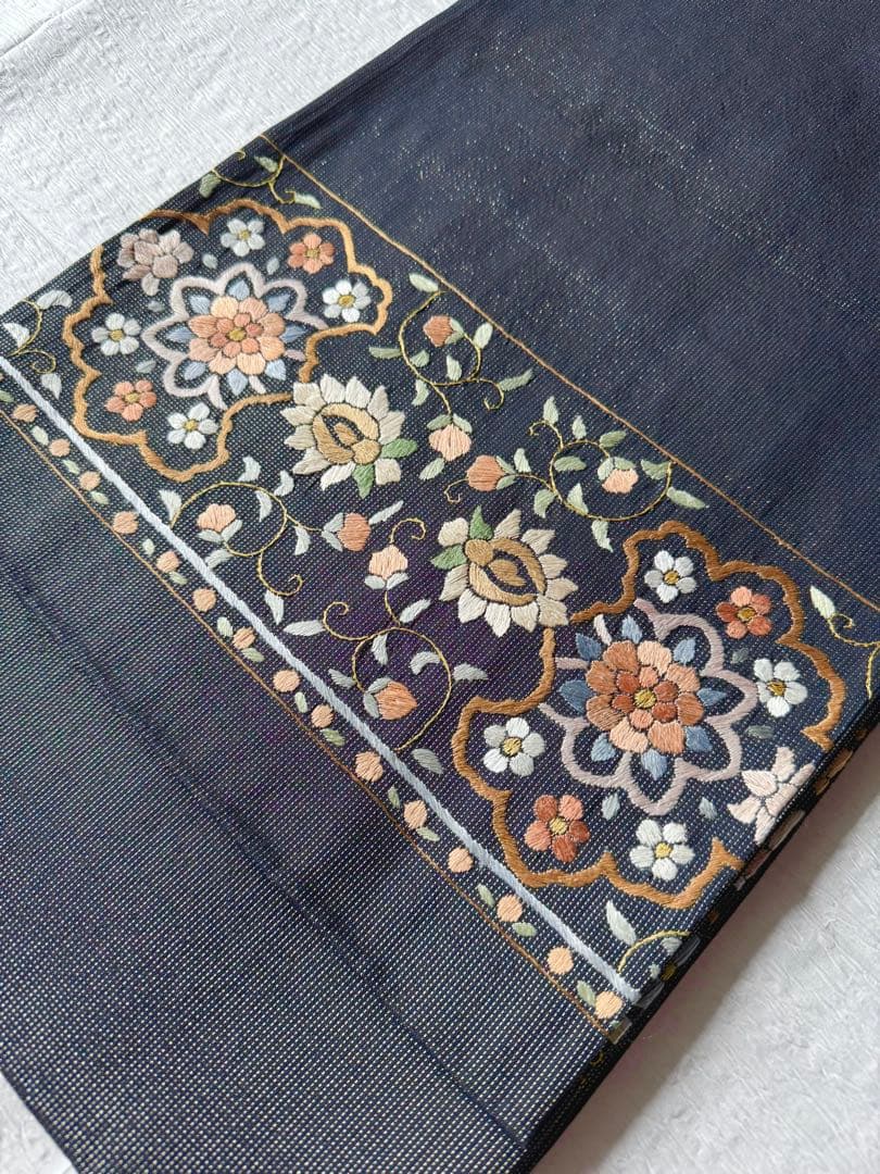 【未使用　お仕立て上り】　正絹　お太鼓柄　総刺繍　金通し　オリエンタル更紗