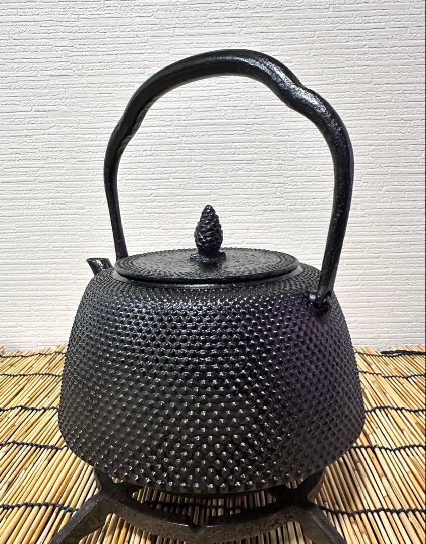 未使用品　南部岩鋳四代目清末作 　真作保証　１８型九重アラレ　南部鉄瓶