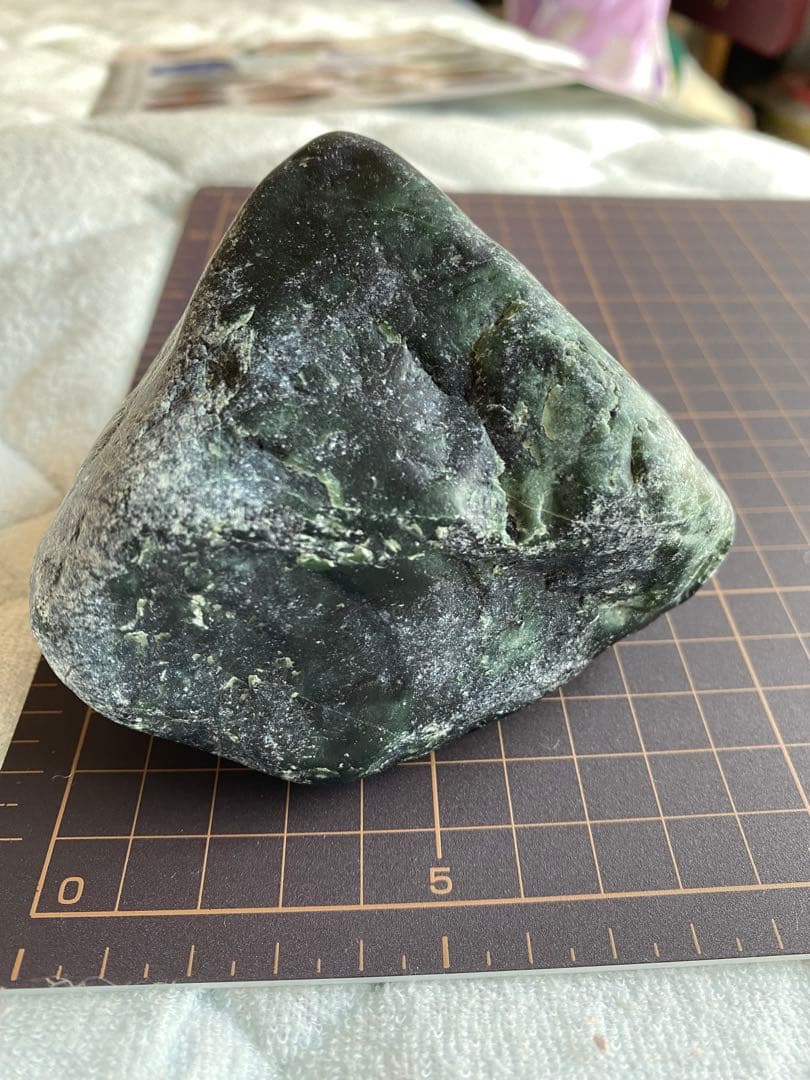 原石　糸魚川　黒翡翠　鑑賞石　770g